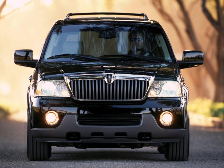  Lincoln Navigator 2002 года  (фото 2 из 16)
